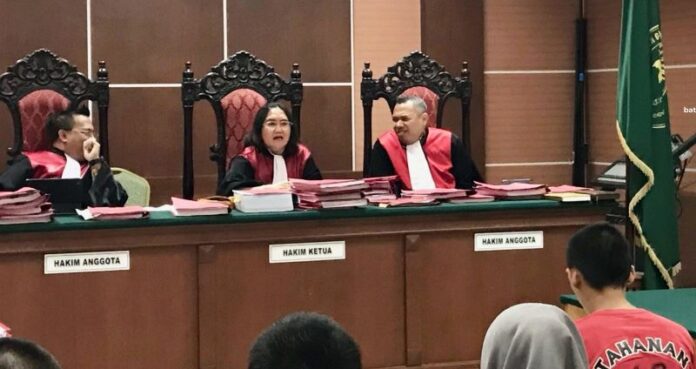 Majelis Hakim PN Batam memvonis Rizki Jaya Putra, 1,5 tahun penjara karena terbukti menipu kawannya dalam bisnis jual baju bekas di Tiktok (ist)
