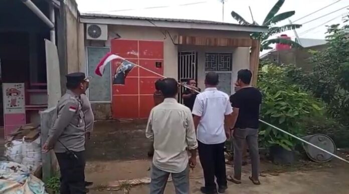 Viral! Warga Batam Kibarkan Bendera One Piece di Bawah Merah Putih, Polisi Langsung Turun Tangan Viral! Warga Batam Kibarkan Bendera One Piece di Bawah Merah Putih, Polisi Langsung Turun Tangan