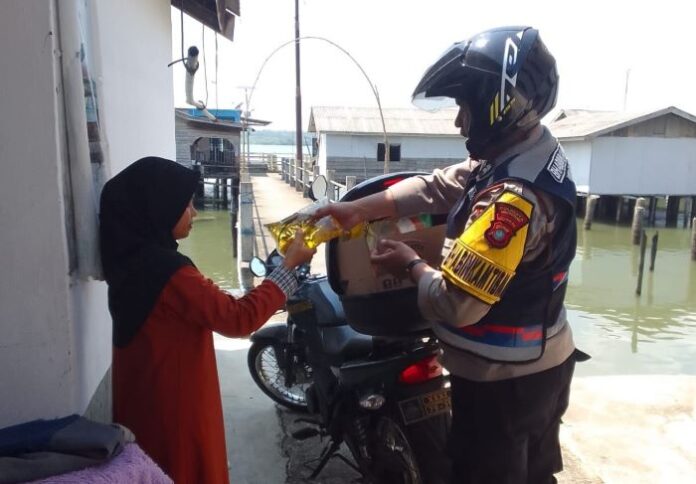 bhabinkamtibmas distribusikan pangan murah ke masyarakat tanjungpinang (2) Polresta Tanjungpinang Gerak Cepat! Warga Kini Bisa Beli Beras, Minyak, dan Gula Murah Tanpa Keluar Rumah