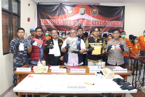 konfers pengungkapan kasus narkotika polda kepri 37 Bandar Narkoba Diringkus! Polda Kepri dan Bea Cukai Ungkap Jaringan Besar dari Batam hingga Lombok