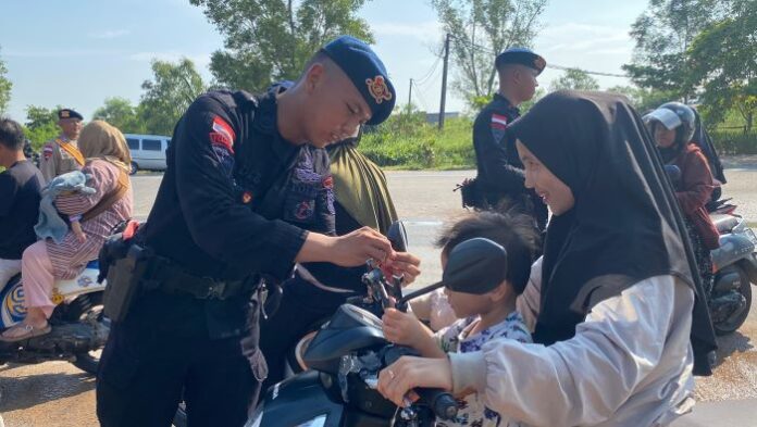 Jelang 17 Agustus, Satbrimob Polda Kepri Turun ke Jalan Bagikan 1.000 Bendera Merah Putih!