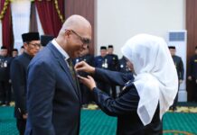 Ketua Umum PWI Pusat Akhmad Munir Terima Lencana Kehormatan “Jer Basuki Mawa Beya” dari Gubernur Jatim