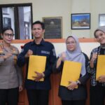 Kabid Humas Polda Kepri Berikan Bantuan BPJS Ketenagakerjaan Kepada Pegawai Honorer Lepas